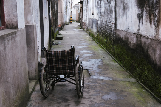 小巷里的轮椅