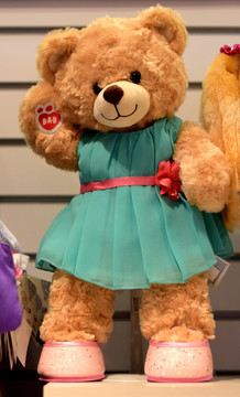 女孩装扮的毛绒玩具熊