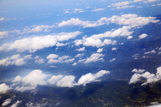 空中俯瞰白云山川