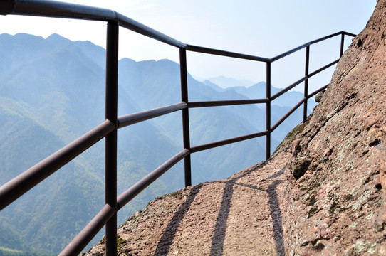 衢州江郎山的险峻山路