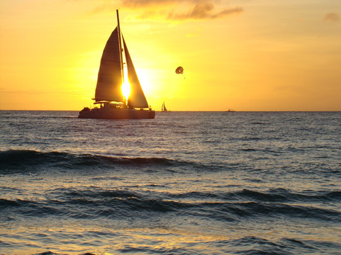 海洋日落帆船