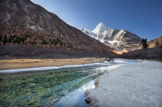 亚丁央迈勇神山