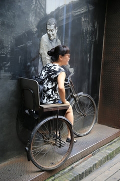 宽窄巷子雕塑老成都 自行车拉客