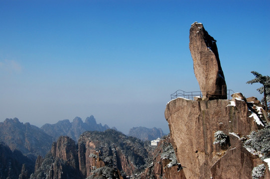 黄山飞来石