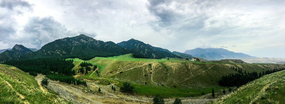 天山山脉草原全景图