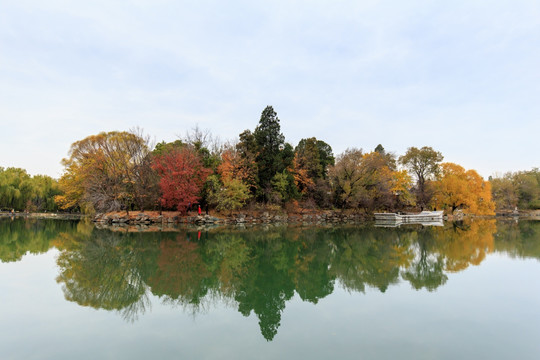 北大校园风光未名湖石舫秋天景色