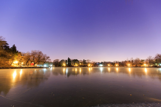 北大未名湖冬天夜景