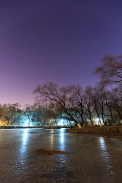 北大未名湖冬天星夜夜景