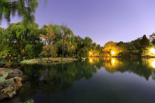 北大校园未名湖夜景