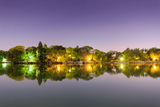 北大校园未名湖夜景