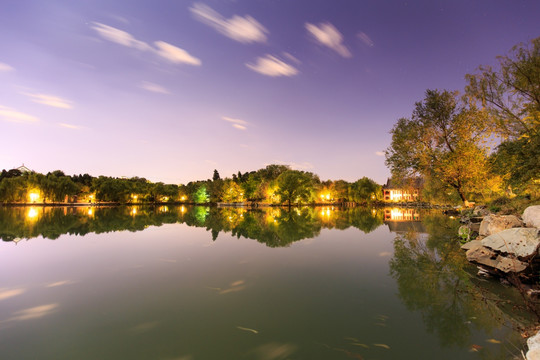 北大校园未名湖夜景