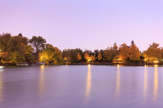 北大校园未名湖夜景