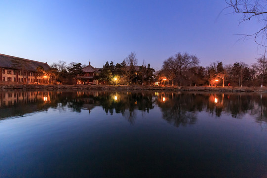 北大校园未名湖夜景