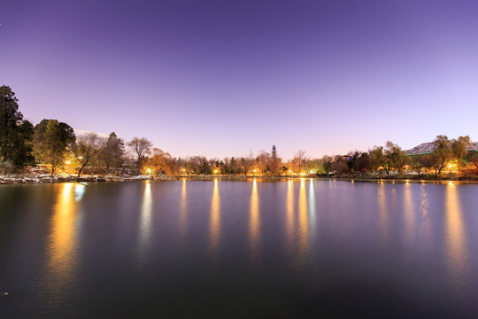 北大未名湖冬天夜景