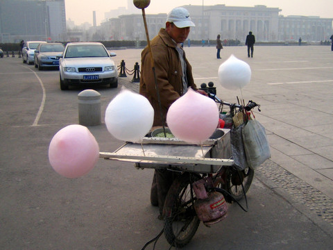 推自行車賣棉花糖的小販