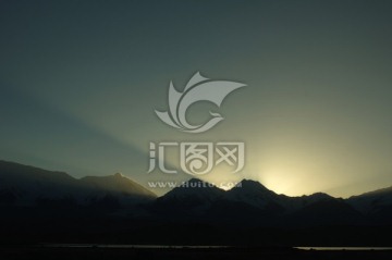公格爾峰日出光芒