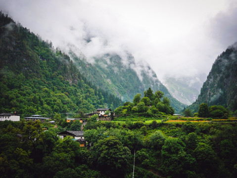 梅里雪山雨崩徒步之路