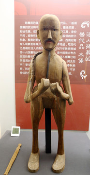 战国木雕俑