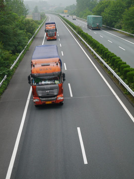 高速公路上的运输车