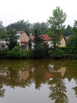 池塘边的房屋