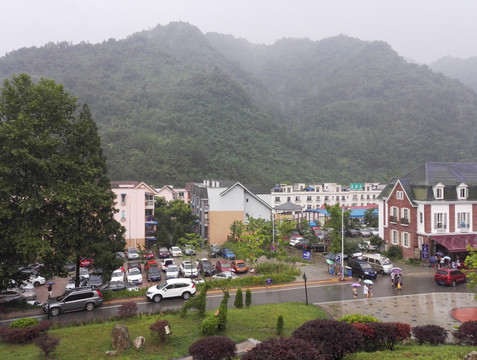 雨中的彭州白鹿法国风情小镇