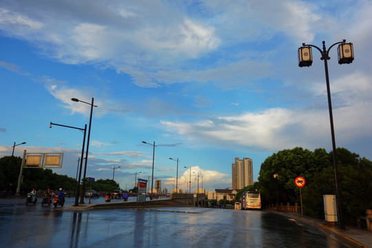 雨过天晴的街景