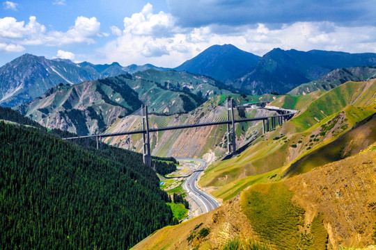 果子沟山脉高速公路