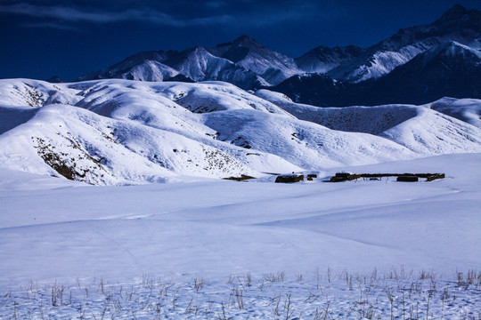 天山山脉雪景