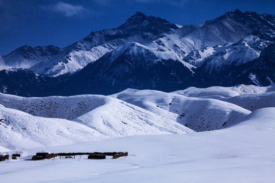 天山山脉雪景