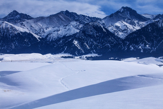 天山山脉雪景