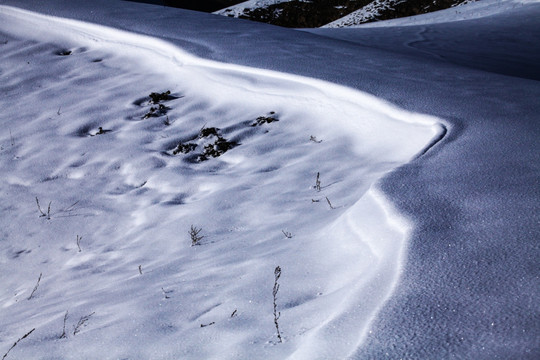 天山山脉雪景