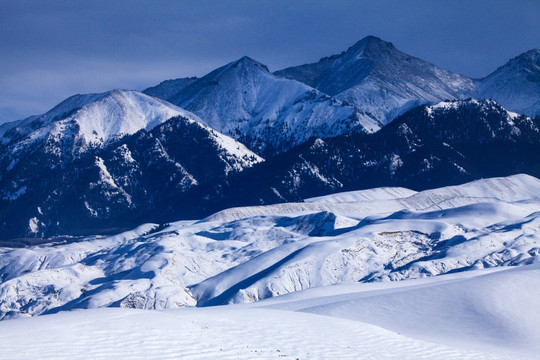 天山山脉雪景