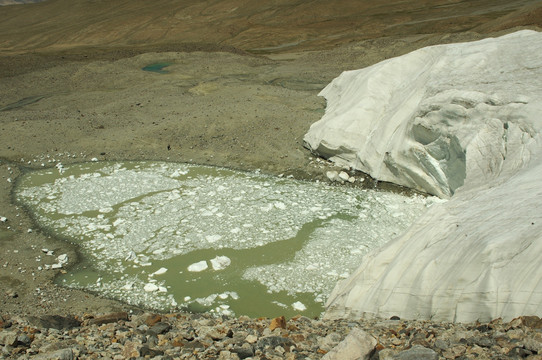 慕士塔格冰川与冰泄湖