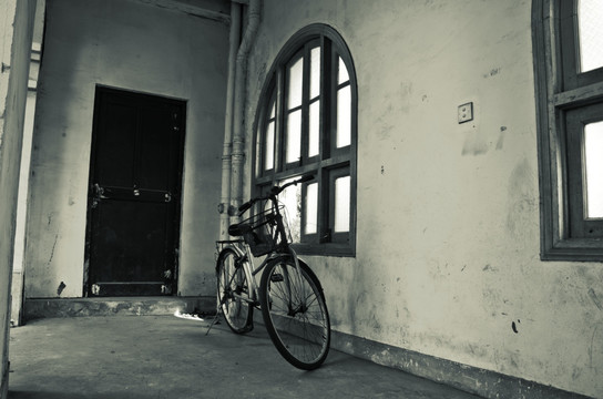 老式生活场景 拱形木窗 自行车