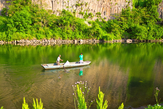 火山岩 石壁 湖面 小船