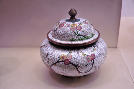 民国时期掐丝珐琅花卉纹盖罐