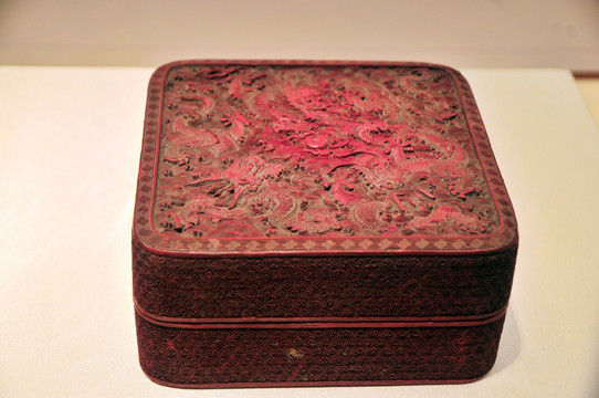 清乾隆时期剔红龙纹方盒