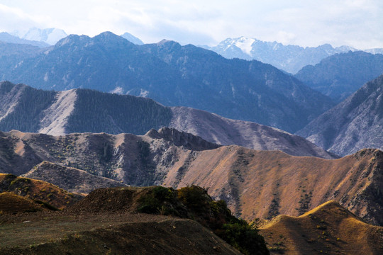 天山山脈巍峨大山