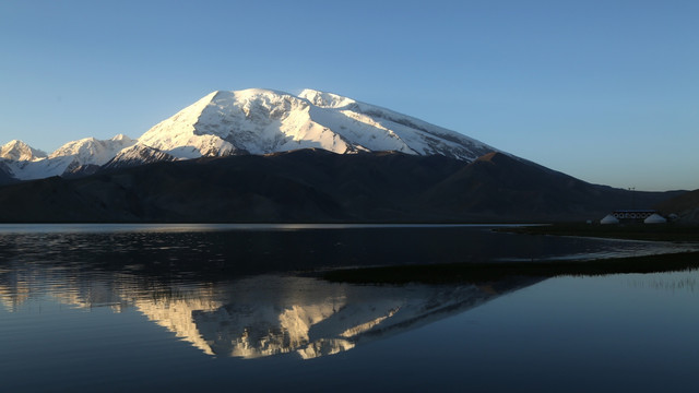 慕士塔格峰与喀拉库勒湖