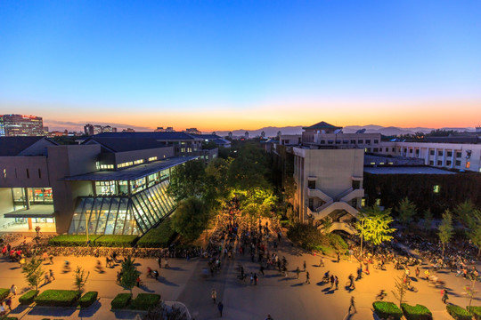 北京大学电化教学楼农园食堂夜景