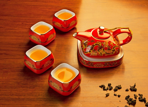 古典龙纹红瓷茶具