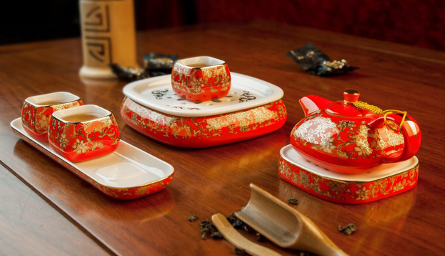 古典花纹陶瓷茶具