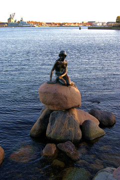 丹麦哥本哈根小美人鱼雕像