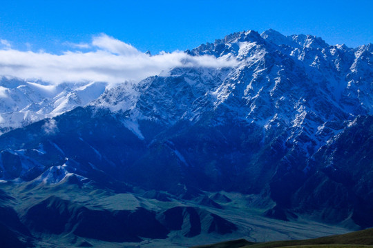 春季天山山脉沟壑纵横