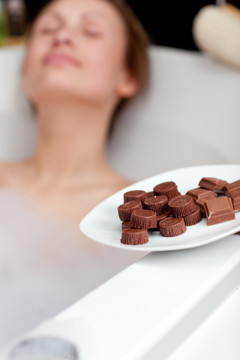 美女在洗澡时吃巧克力