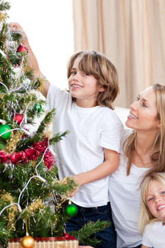 一家人装饰圣诞树