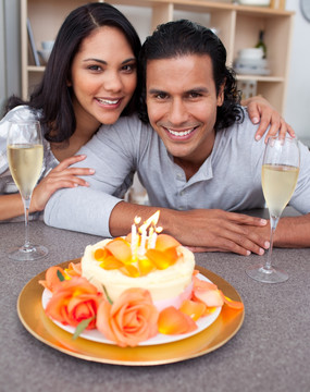 一起吃蛋糕庆祝生日的情侣