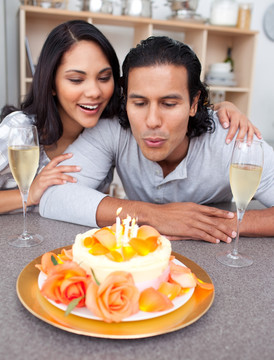 一起吃蛋糕庆祝生日的情侣