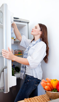 在冰箱拿东西的女人