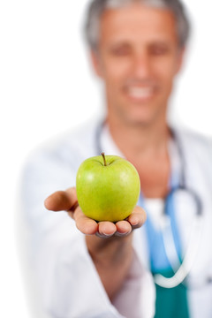 医生展示一个绿色的苹果